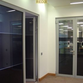 Алюминиевые офисные двери