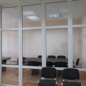 Офисные перегородки со стеклом и алюминием с жалюзи