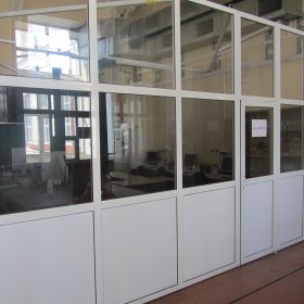 Офисные перегородки со стеклом и алюминием с жалюзи